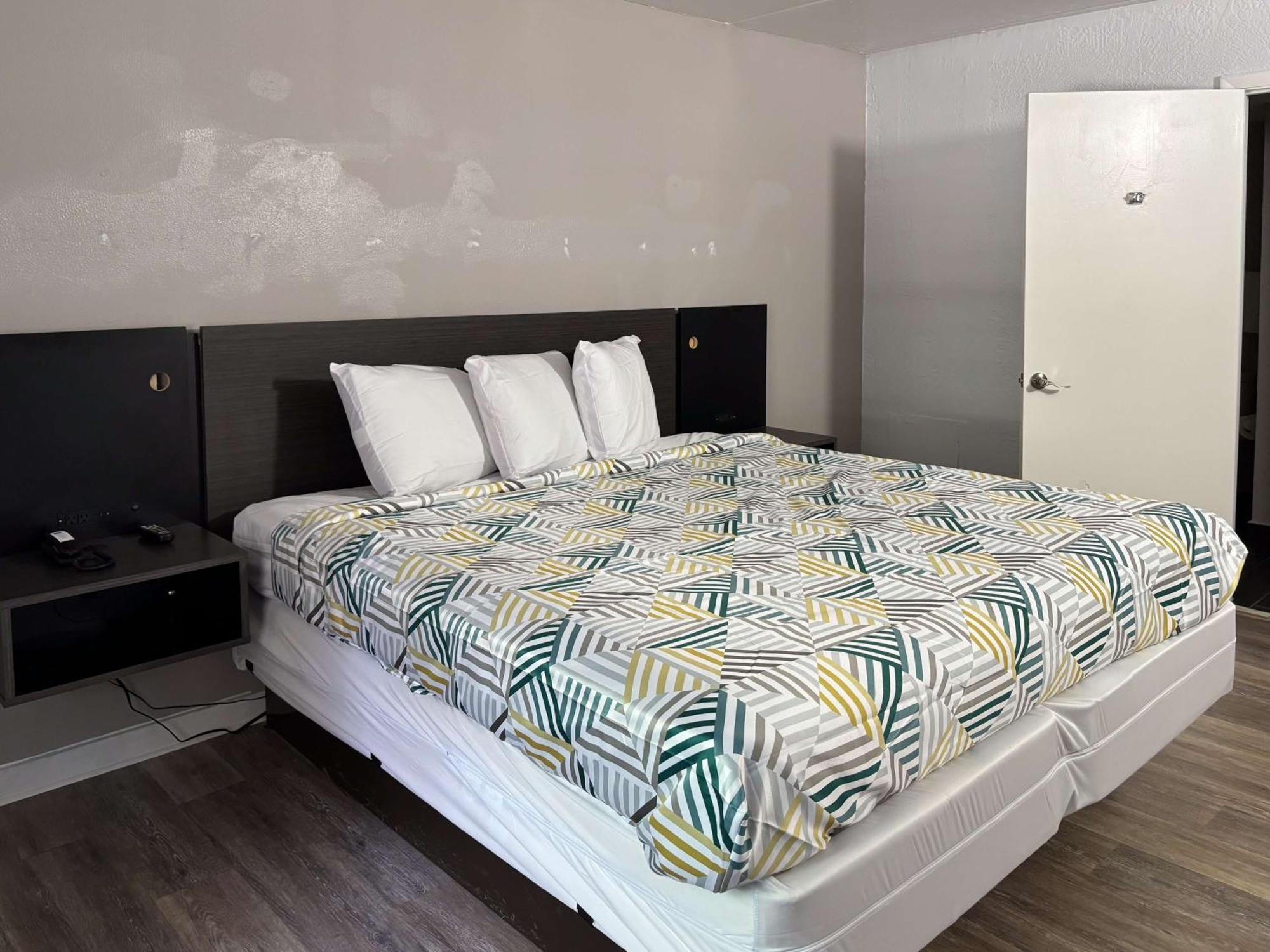 6 Tallahassee, Fl North Monroe Hotel 2*