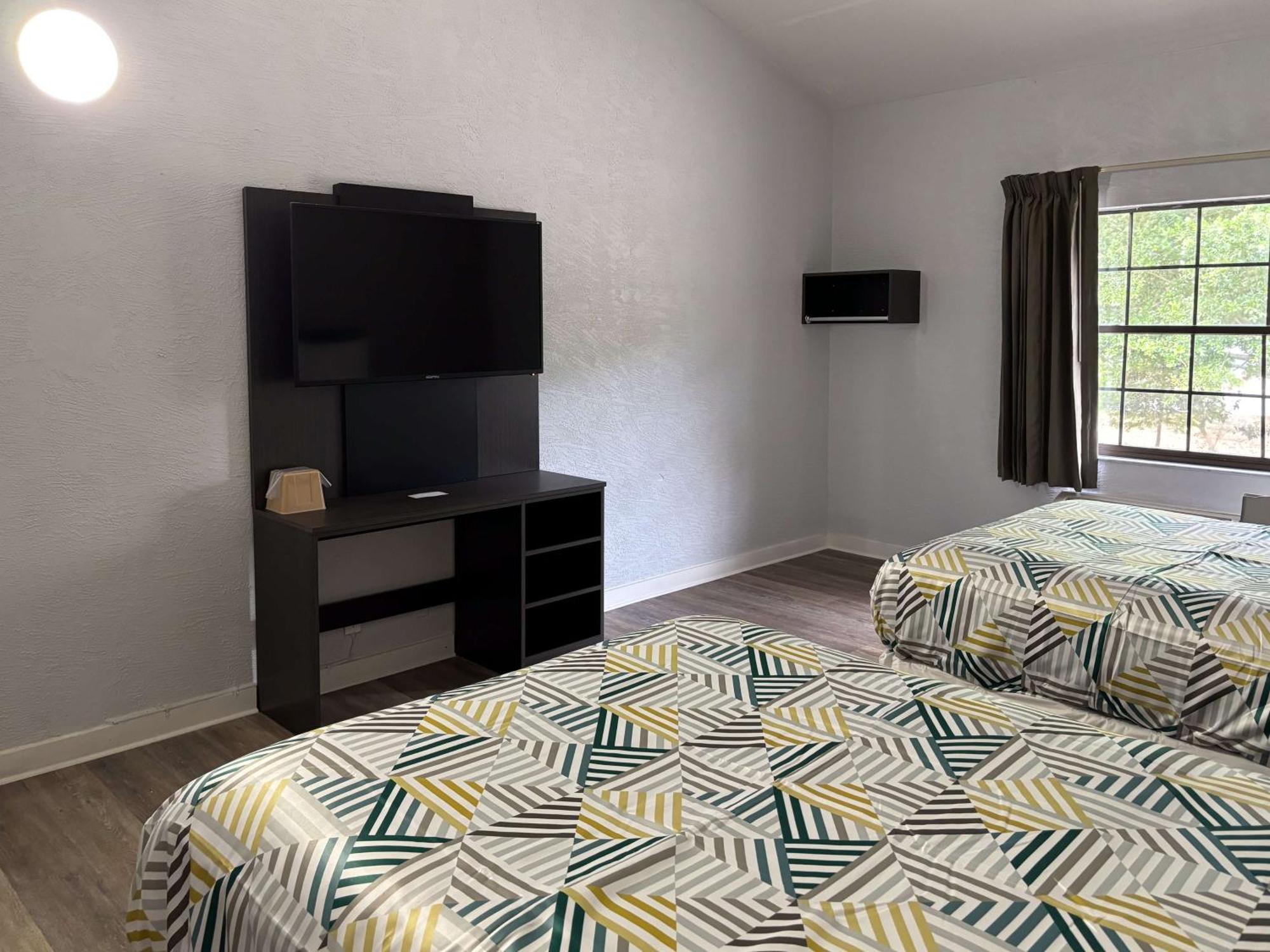 6 Tallahassee, Fl North Monroe Hotel 2*