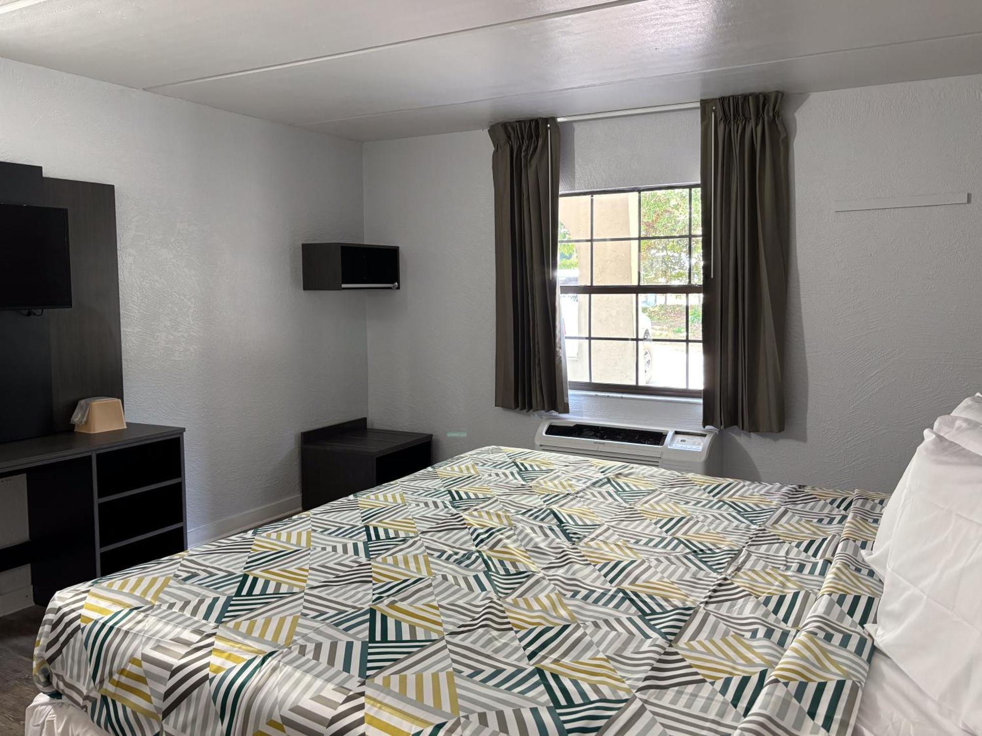 6 Tallahassee, Fl North Monroe Hotel