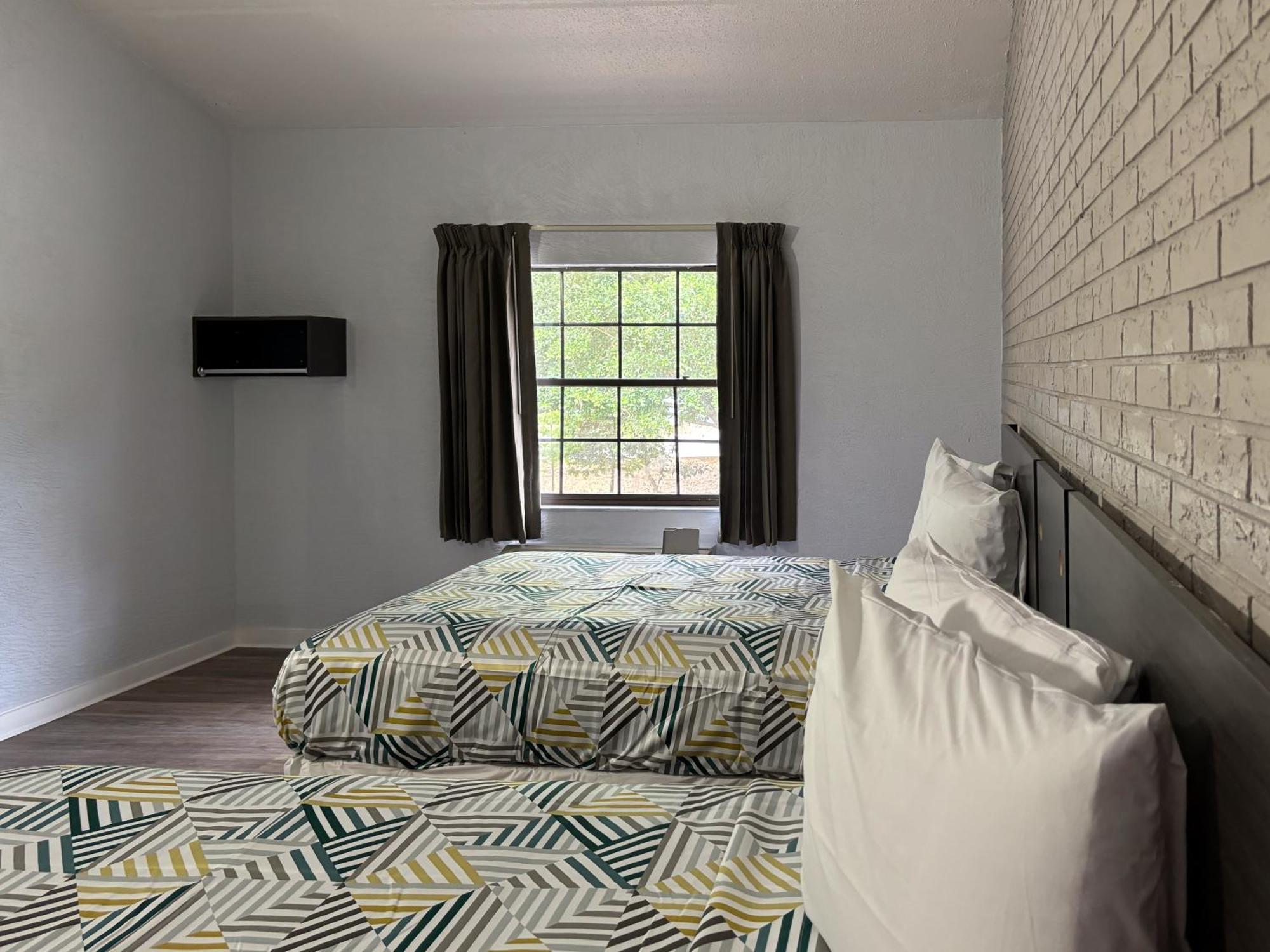 6 Tallahassee, Fl North Monroe Hotel 2*
