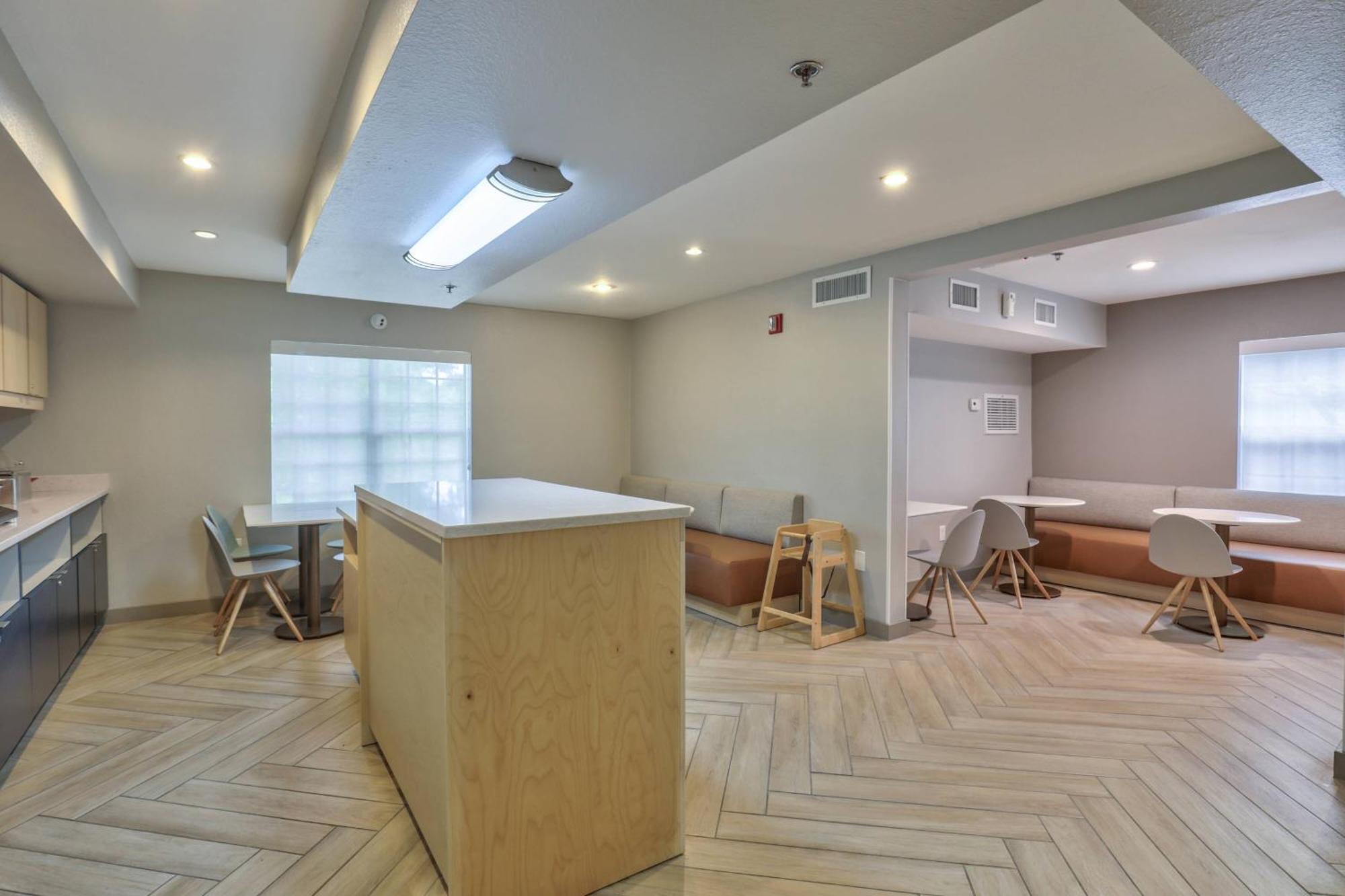 Alluxsuites At 1876, Ascend Collection 3*