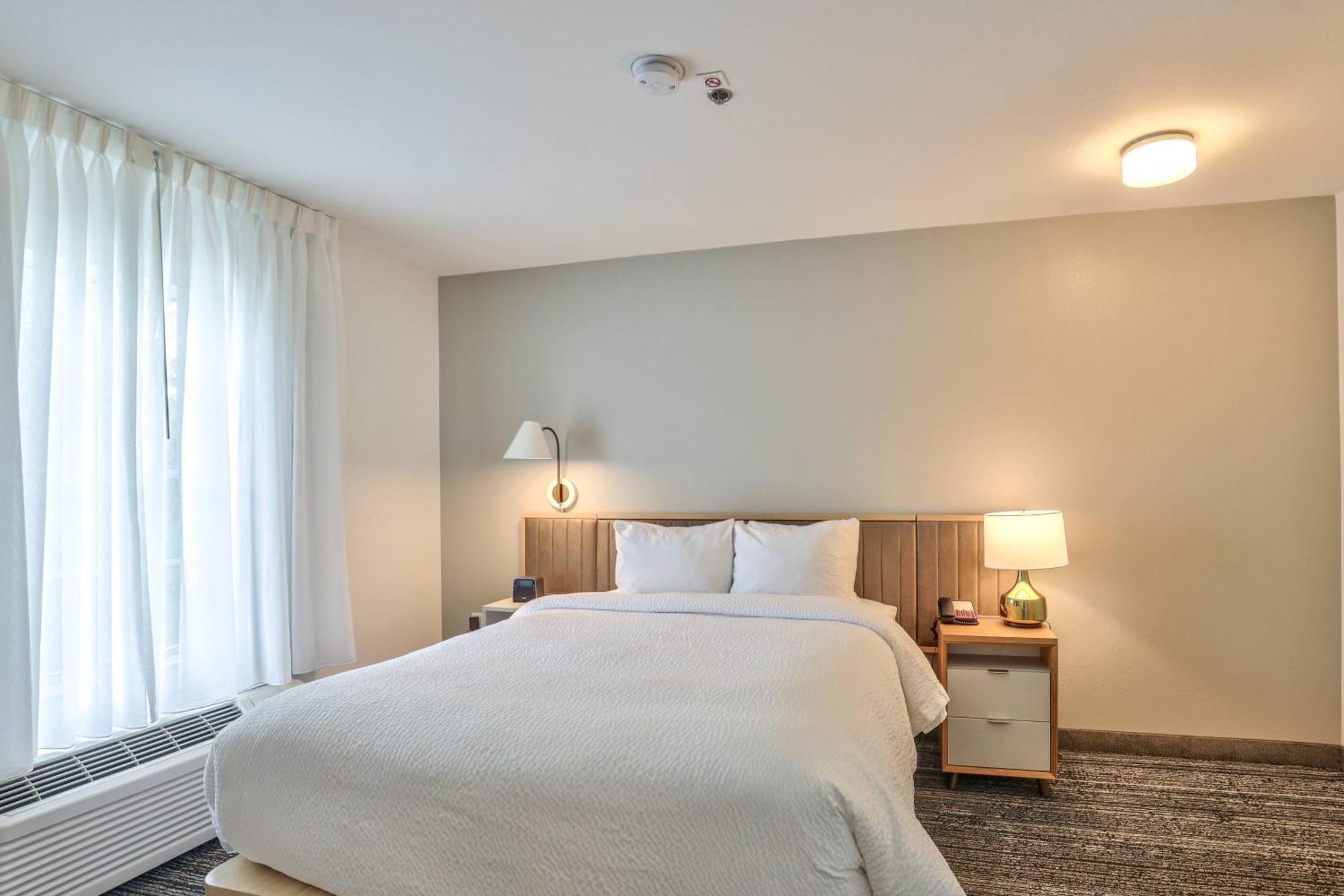 Alluxsuites At 1876, Ascend Collection 3*