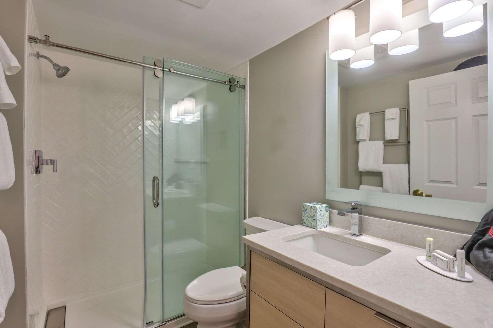 Alluxsuites At 1876, Ascend Collection