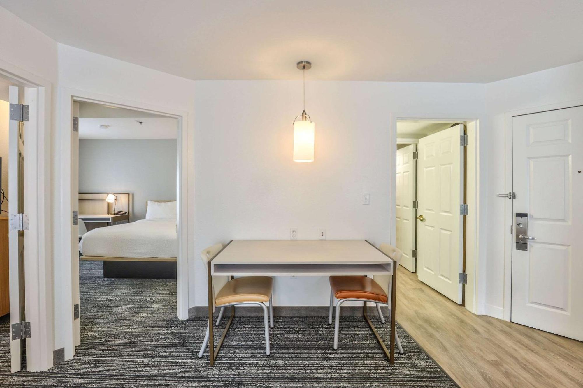 Hotel Alluxsuites At 1876, Ascend Collection Tallahassee
