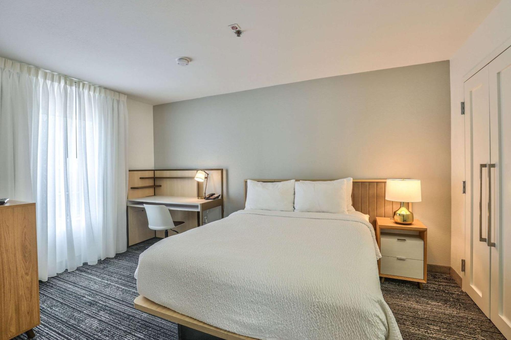 Alluxsuites At 1876, Ascend Collection 3*