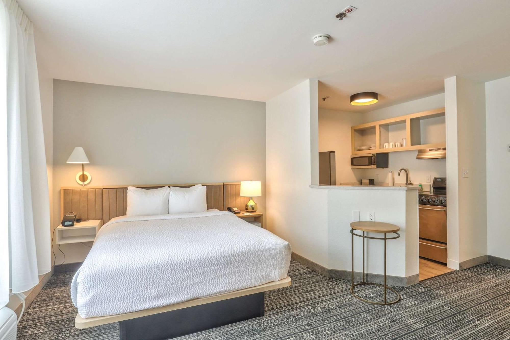Alluxsuites At 1876, Ascend Collection 3*
