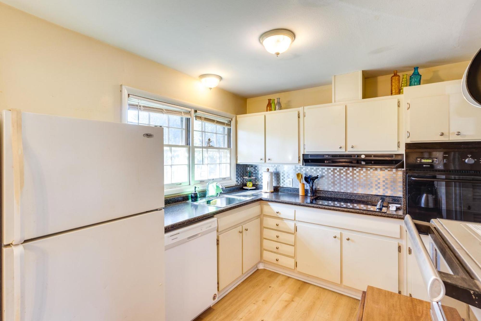 3 Mi To Dtwn With Yard In Holiday home *