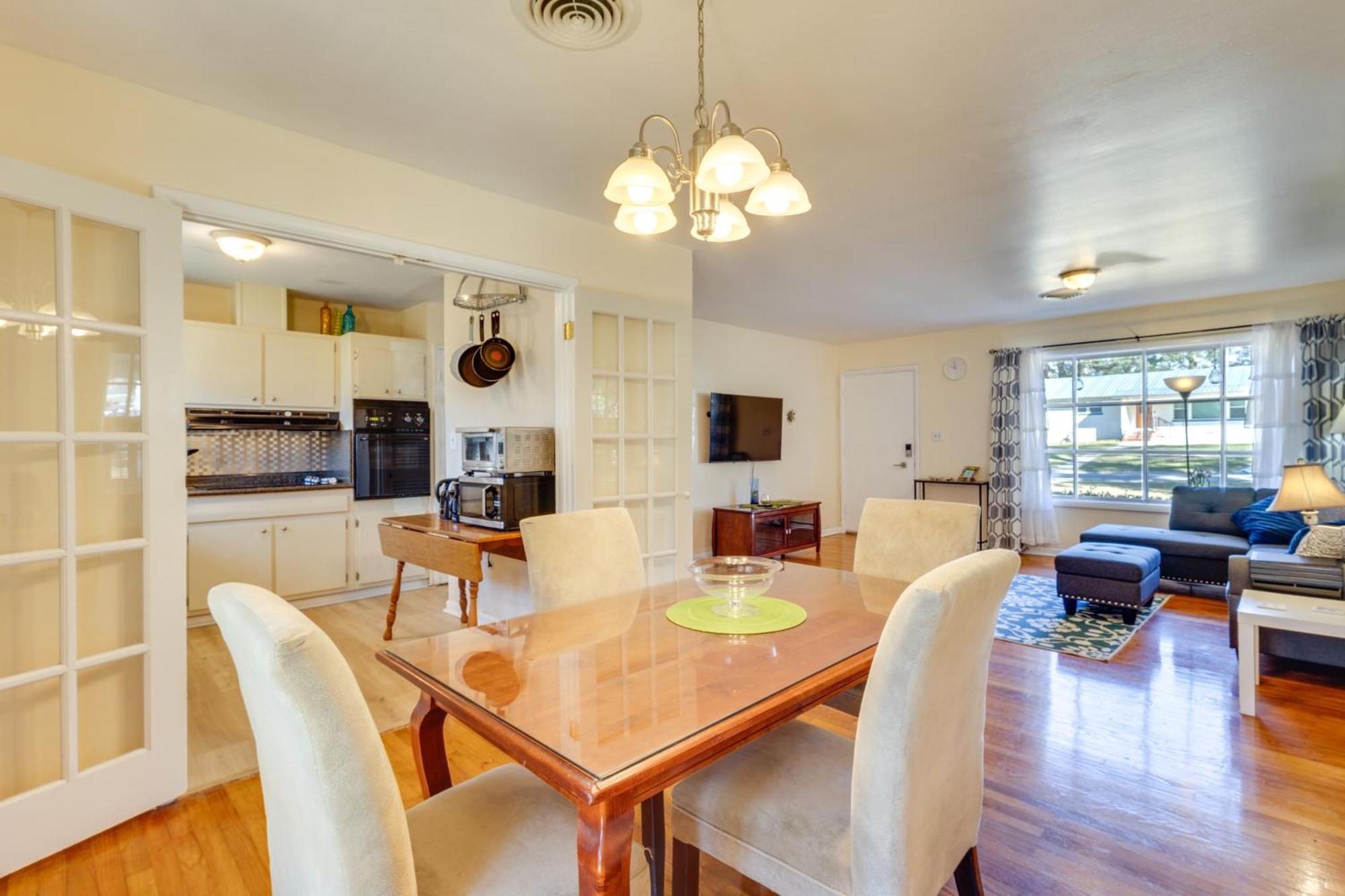 3 Mi To Dtwn With Yard In Holiday home