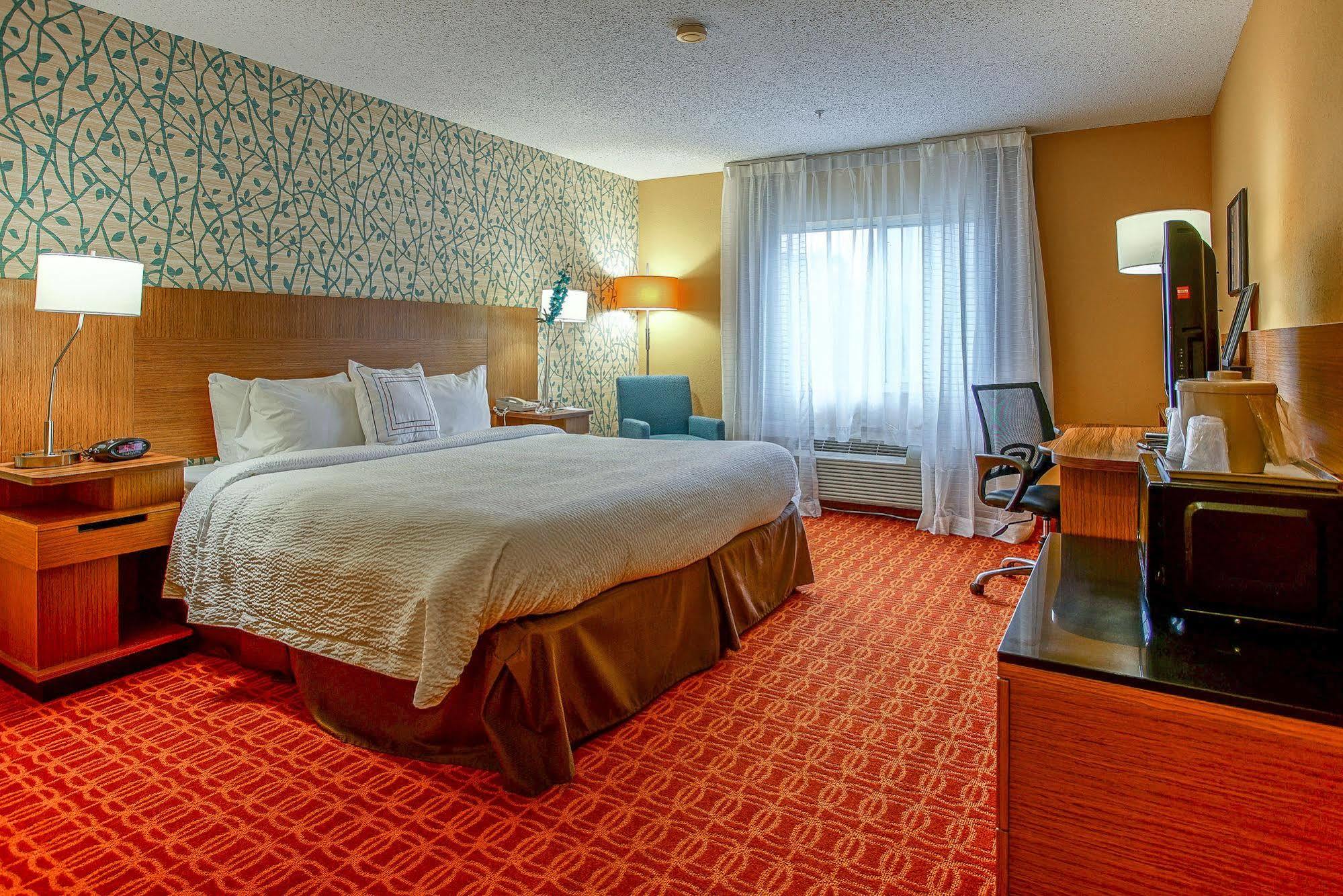 Fairfield North/i-10 Hotel 3*